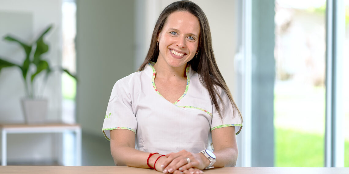 Dolores posturales en la maternidad: cómo prevenir lesiones durante la crianza